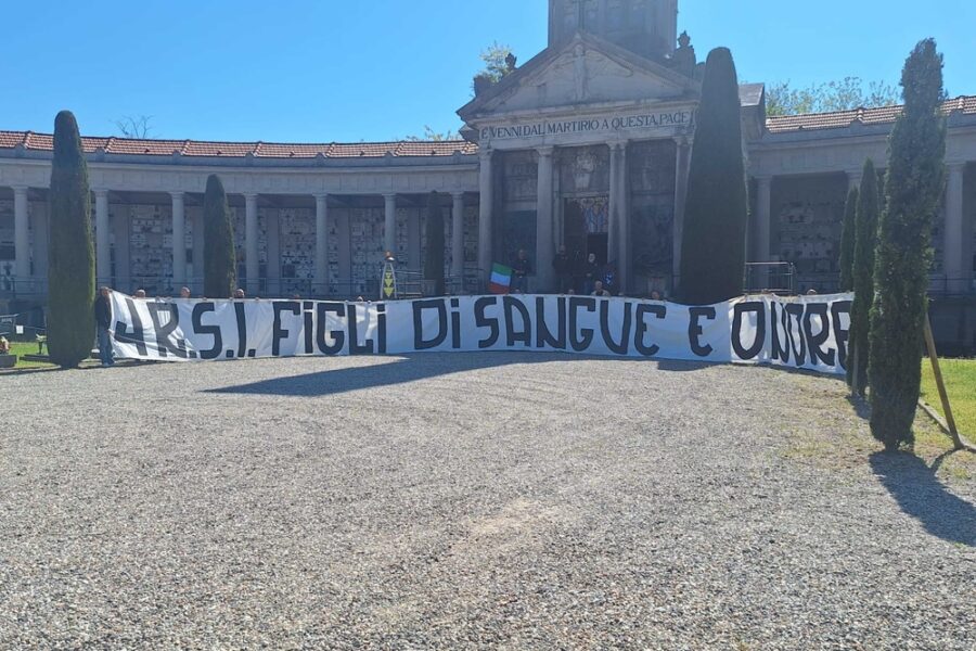 Gruppo nazifascista in 4 cimiteri con striscione per i "figli di sangue e onore"