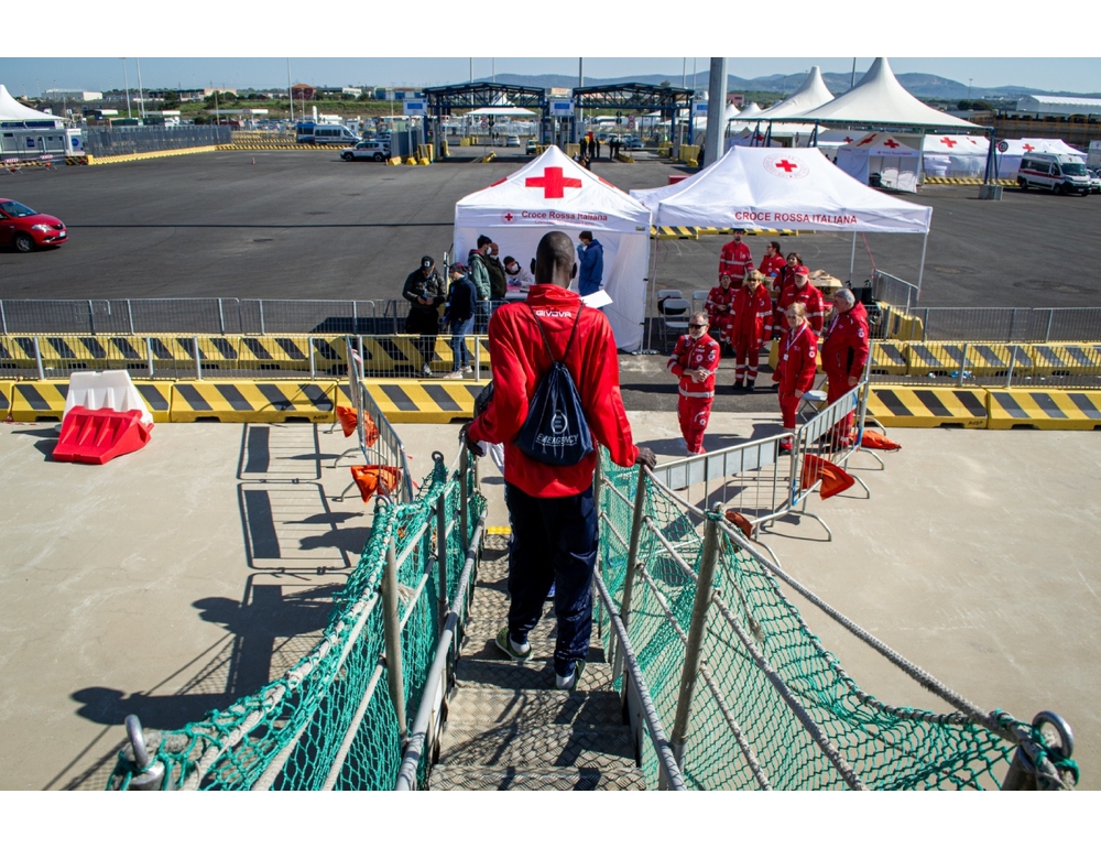 Sbarcati a La Spezia 71 profughi soccorsi in mare da nave Life Support di Emergency