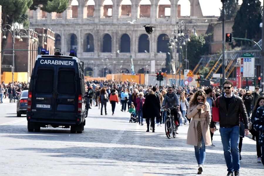 Sospesa fermata metro e rimossi veicoli. In campo anche i tiratori scelti
