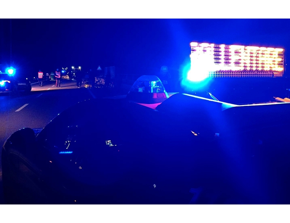 Scende dalla macchina in panne, 43enne travolto e ucciso da un’auto