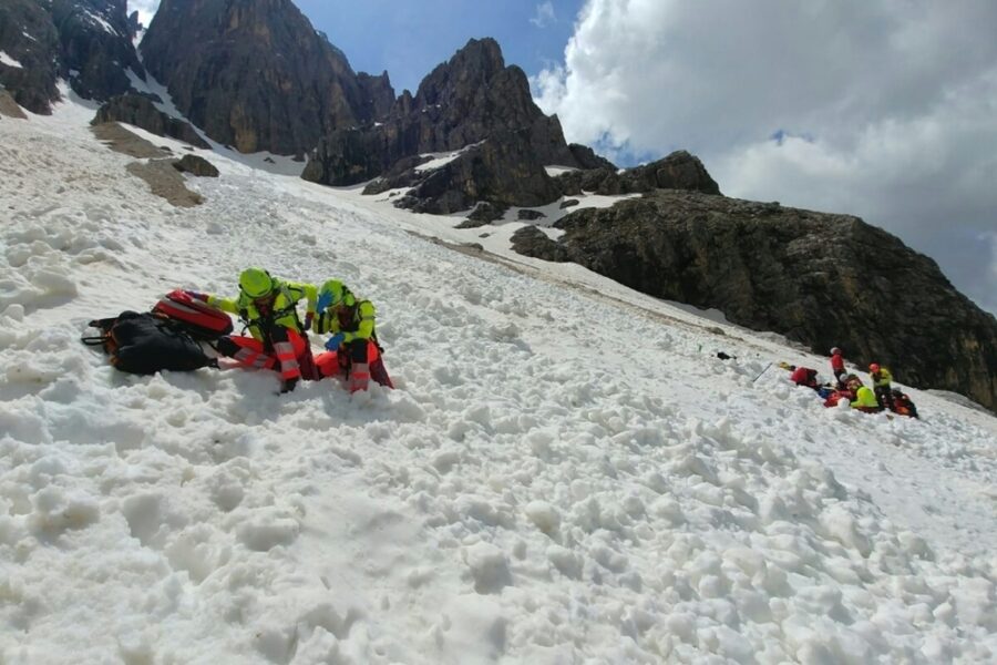 Travolto da uno spontaneo distaccamento di neve dovuto probabilmente allo sbalzo termico