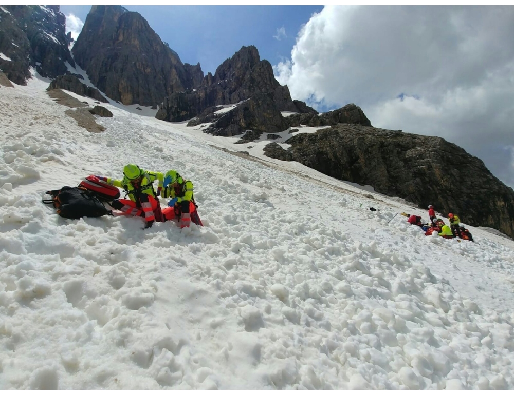 Scialpinista trentino muore travolto da una valanga sul Cermis