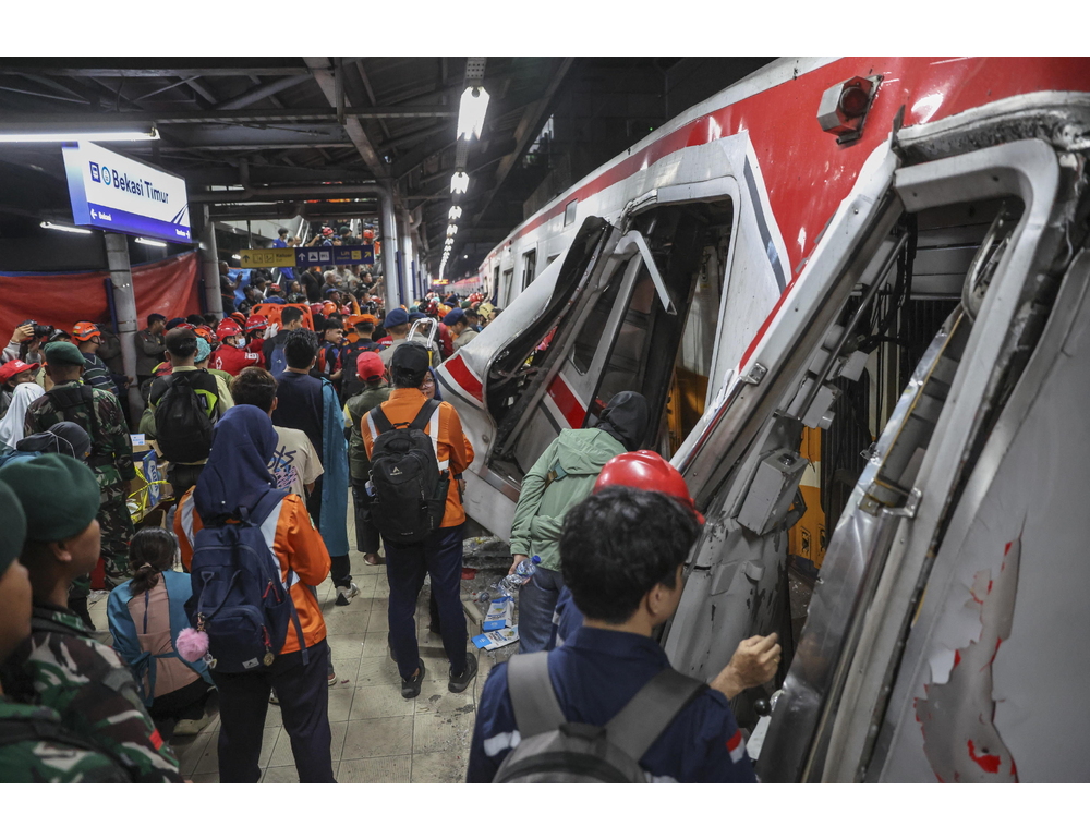 Scontro fra treni in Indonesia: il bilancio sale ancora, 14 morti e 84 feriti