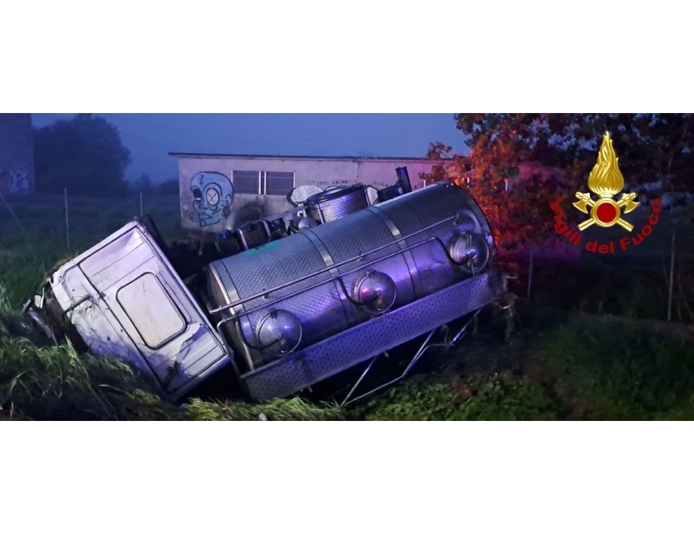 Scontro tra un autocarro e una macchina a Modena, tre morti