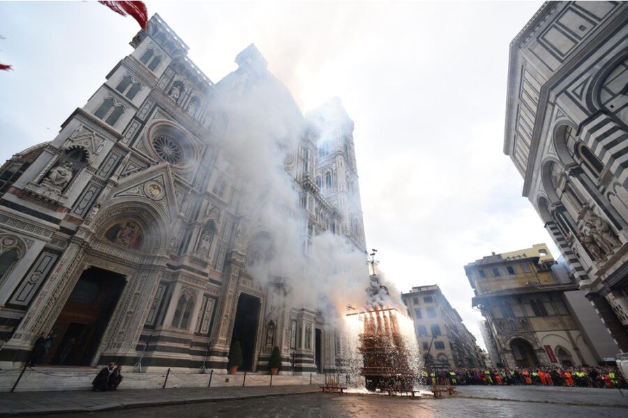 Segno di speranza: in piazza Duomo la manifestazione popolare che si tramanda da secoli