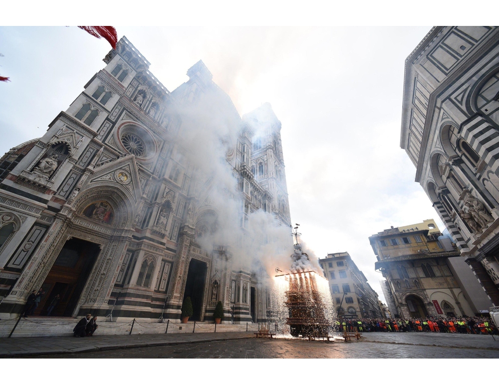 Scoppio del carro a Firenze, vola bene la ‘colombina’