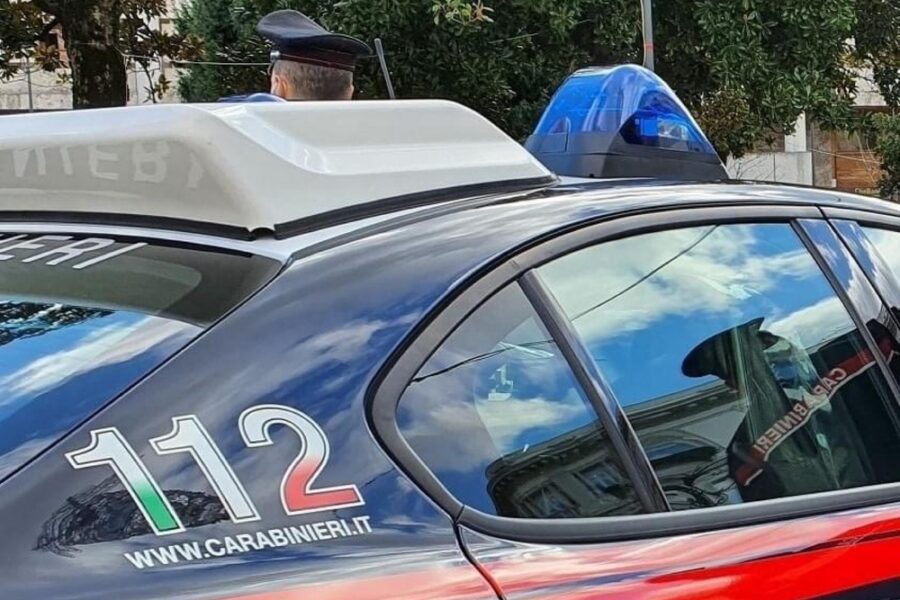 L'arresto nel Maceratese. Il 39enne minacciava di pubblicare alcune sue foto intime