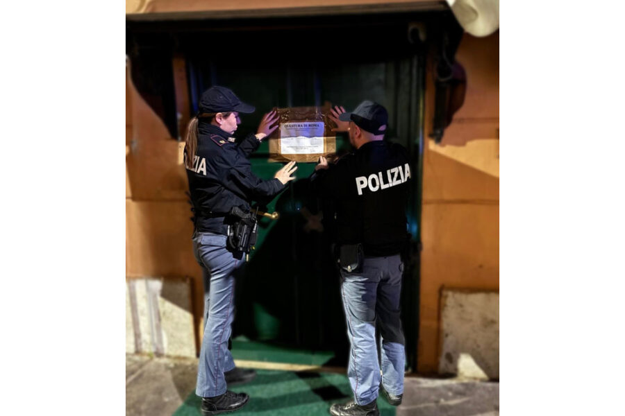 All'interno anche materiali non ignifughi e un'uscita di sicurezza parzialmente ostruita