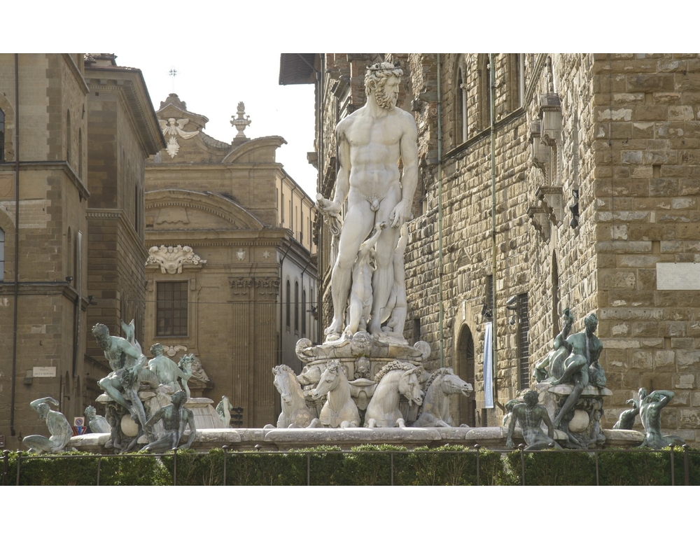 Si arrampica sulla Fontana del Nettuno a Firenze e provoca danni per 5mila euro