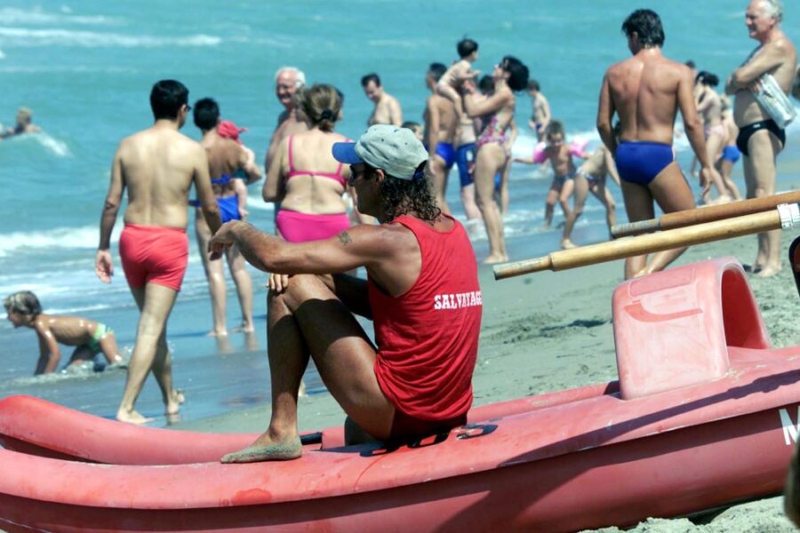 Capacchione: "Sì a sanzioni per chi fa il bagno con la bandiera rossa"