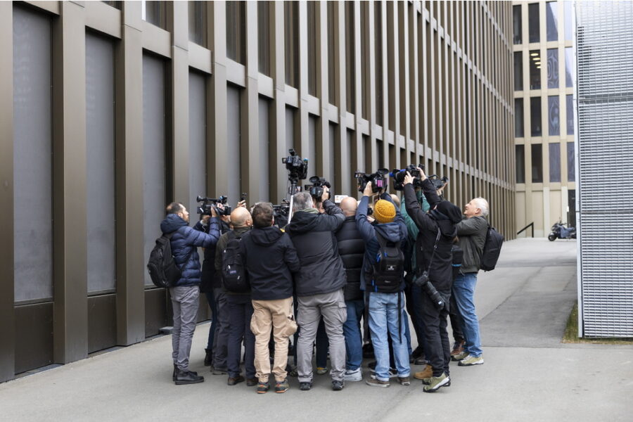 La procura gli sequestra il cellulare