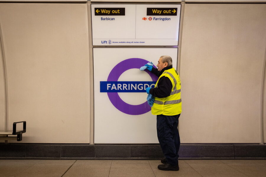 Evacuati i passeggeri da Farringdon. Alcuni soccorsi per aver aver inalato aria viziata