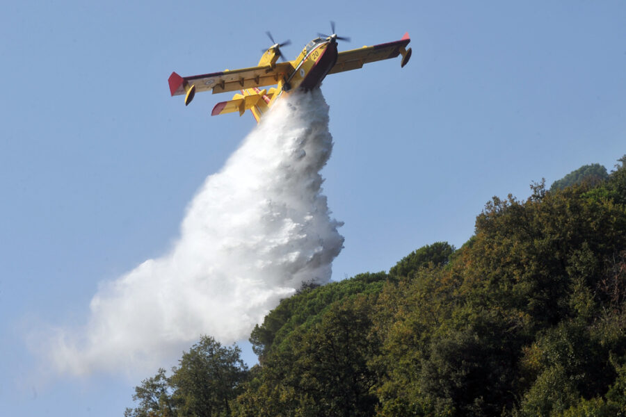 La decisione a fine 2025 ma ora incombe la stagione antincendio estiva