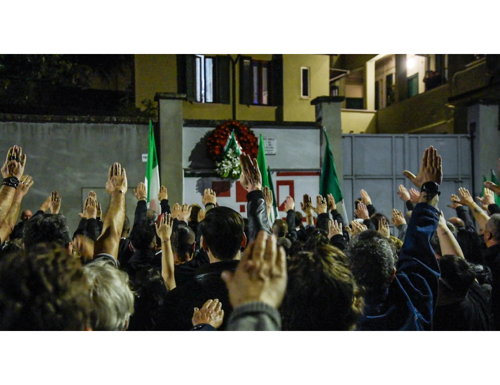 Strappa i manifesti per Ramelli, uomo aggredito nella notte a Milano