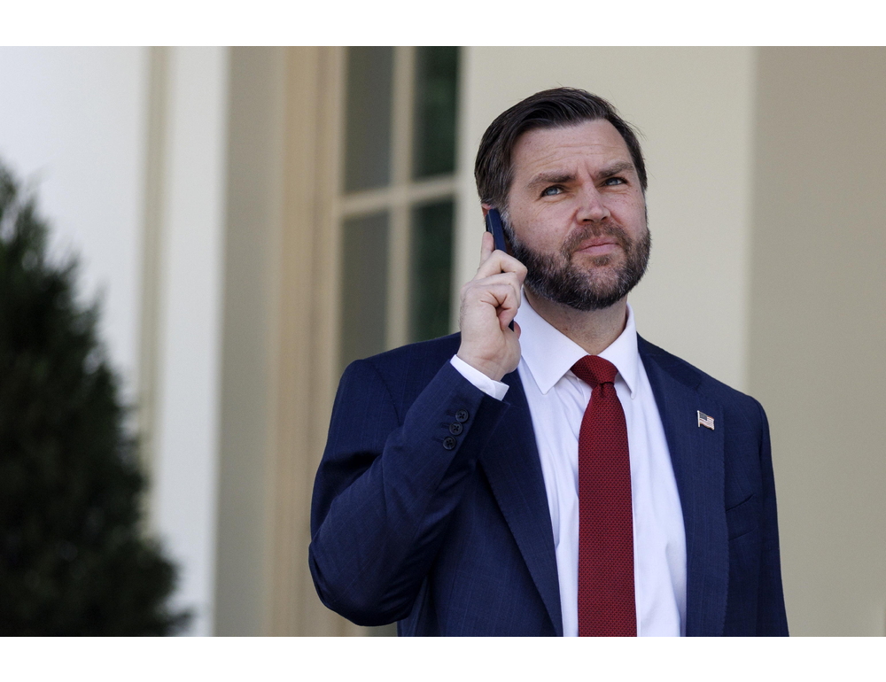 Stretta di mano tra Vance e il presidente del Parlamento iraniano