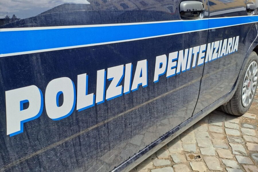 Scoperto dopo sequestro cellulari nelle celle dei detenuti
