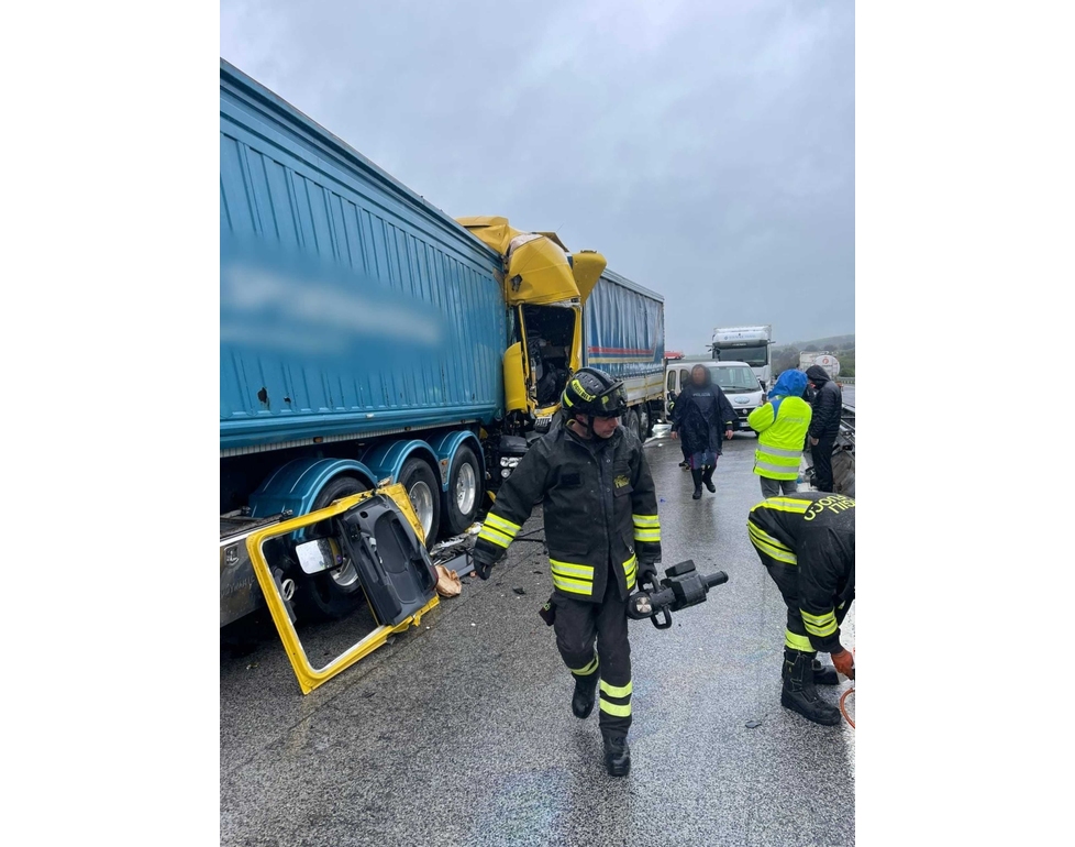 Tamponamento fra due tir blocca A14 un’ora e mezzo, restano 7 km di coda