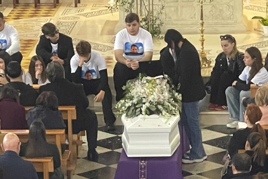 Il papà: 'Abbracciamoli sempre