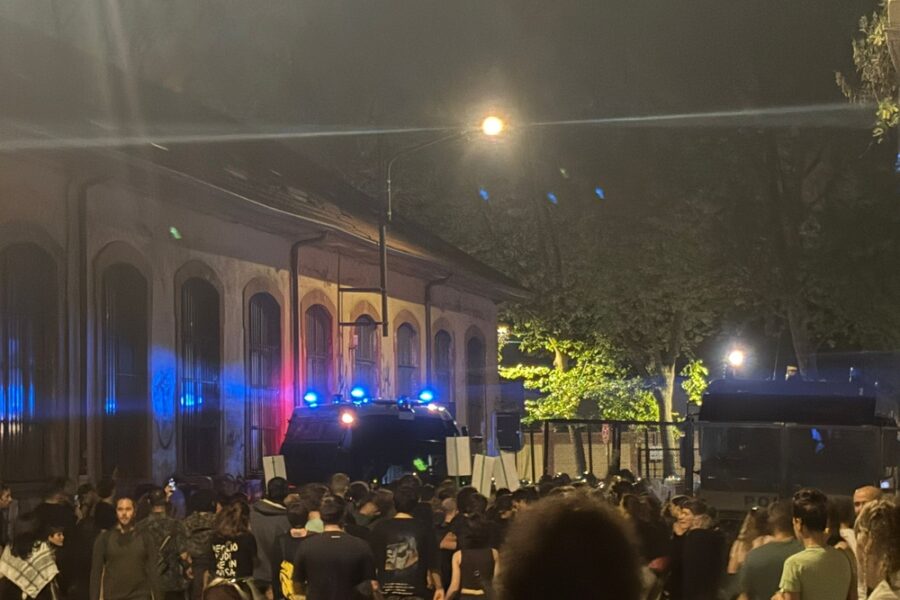 Davanti alla palazzina che fino a dicembre era occupata da Askatasuna