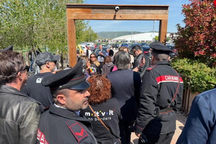 Le forze dell'ordine hanno bloccato gli attivisti di 'Tumulto Pride'