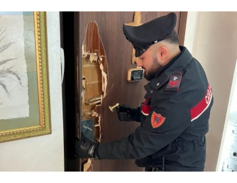 Tenta di sfondare la porta di casa della ex con una mannaia, arrestato