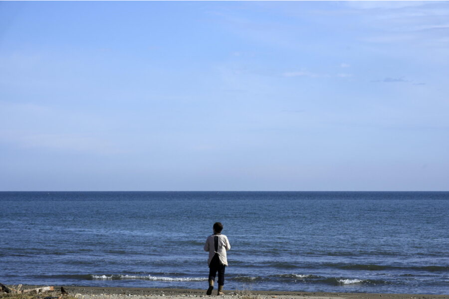 Le autorità hanno ordinato l'evacuazione dalle zone costiere per allerta tsunami