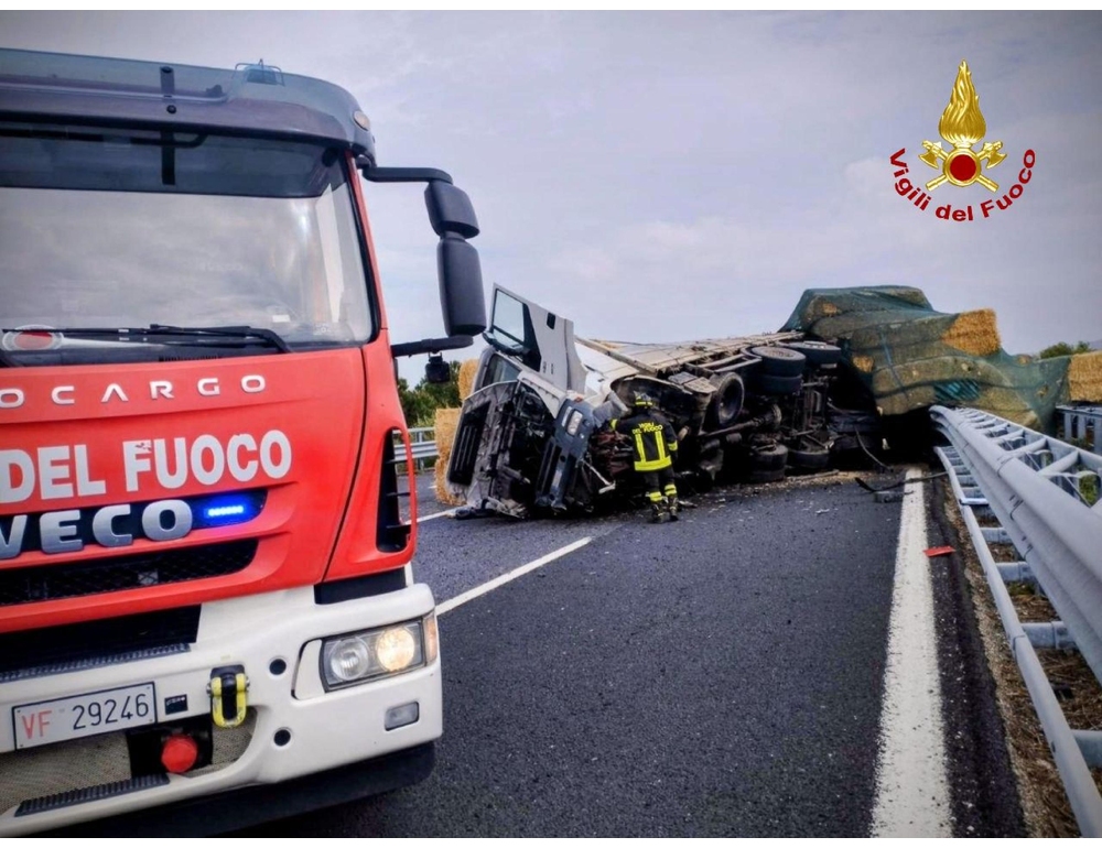Tir carico di paglia si ribalta in A14, coda di 9 km verso Bari