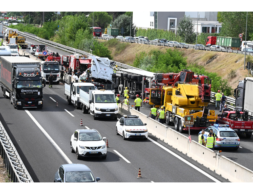 Tir contro ambulanza, camionista patteggia 5 anni per le tre vittime in A1