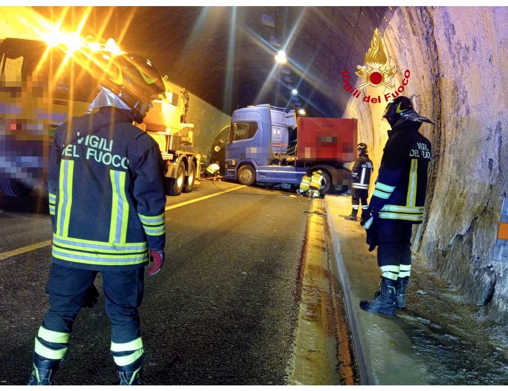 Tir impatta su volta galleria A1, riaperto tratto nel Fiorentino