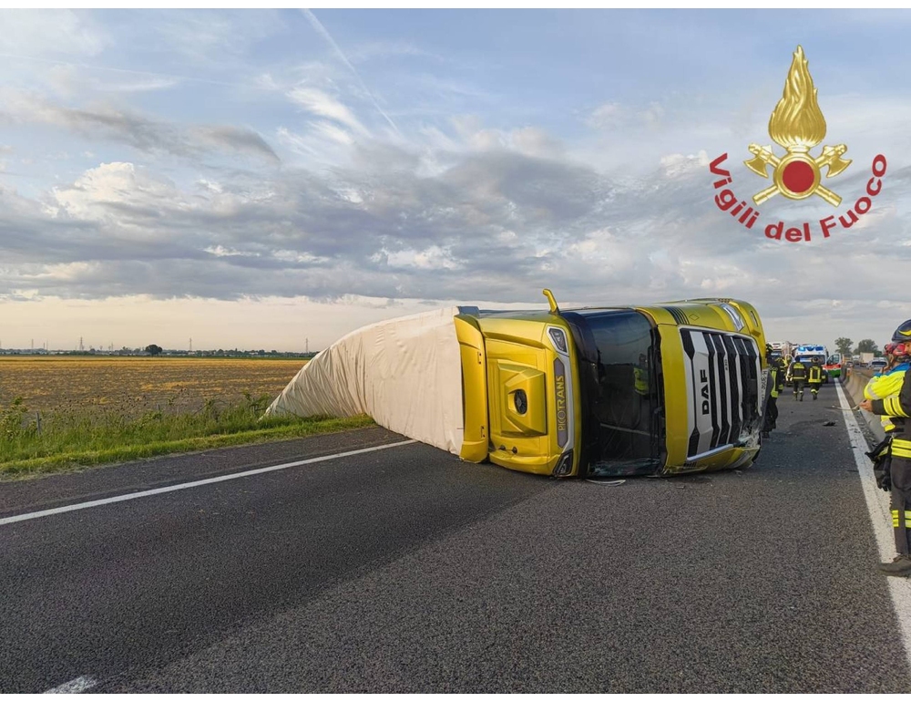 Tir ribaltato sulla A13, riaperta la carreggiata verso Padova