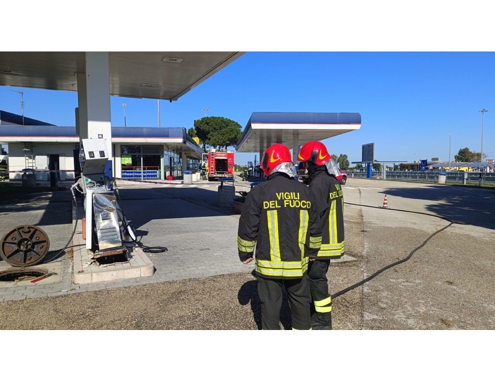 Tir urta colonnina gpl, fuga di gas in stazione di servizio A14 nel Foggiano