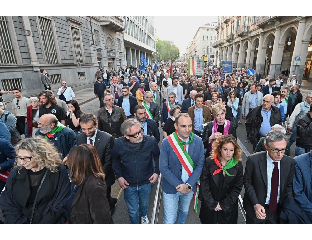 Torino, al via la fiaccolata del 25 aprile
