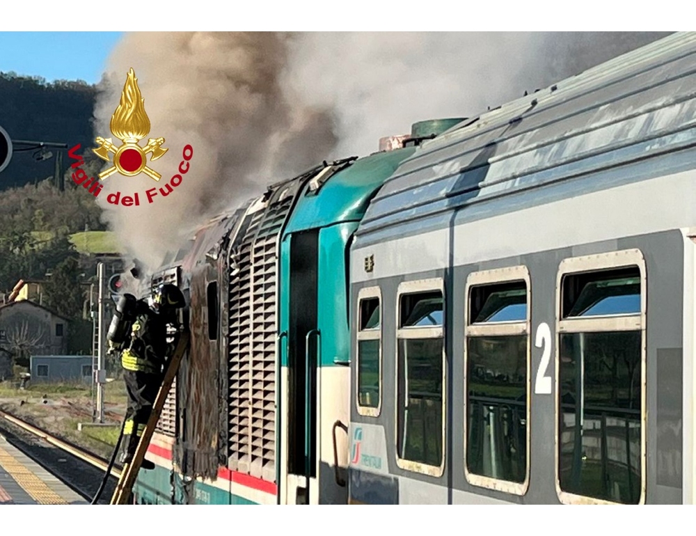 Treno evacuato nel Mugello, a fuoco il locomotore a gasolio