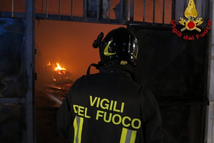 Corpo ricoperto dalle macerie del tetto crollato per le fiamme