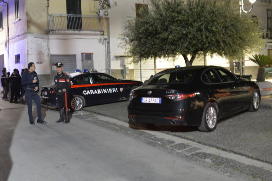 Lo ha colpito con due coltellate e poi ha gettato corpo dalla terrazza