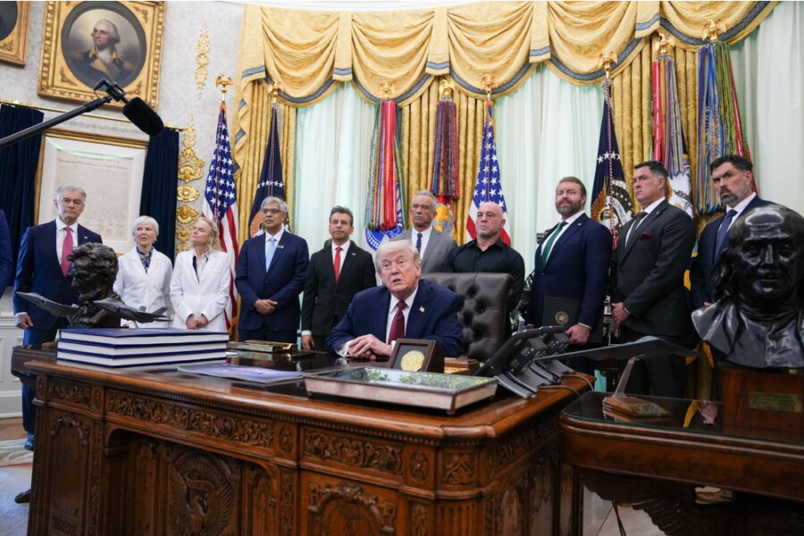 ANSATrump-a-Iran-offriamo-accordo-equo-accettino-o-distruggeremo-centrali-e-ponti