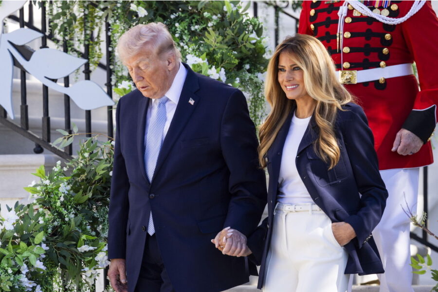 Il pressing dei media sull'associazione per mostrare opposizione al presidente