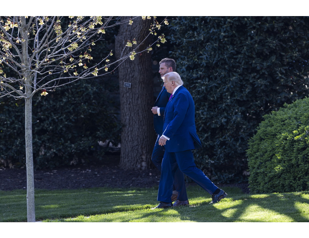 Trump, lo stretto di Hormuz riaprirà abbastanza presto