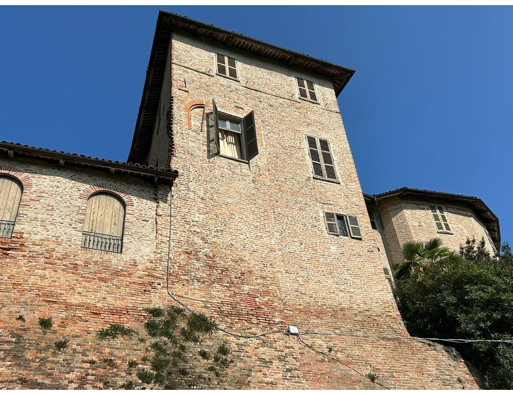 Uccide la ex e il compagno, poi si suicida lanciandosi dal castello