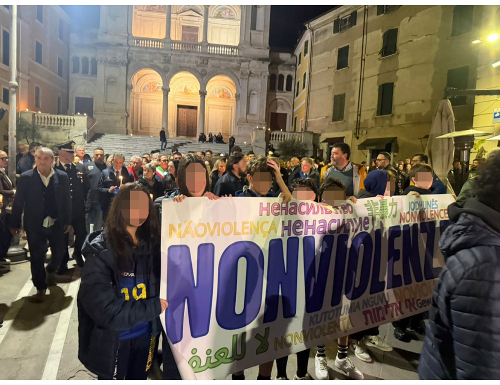 Ucciso davanti al figlio, in migliaia alla fiaccolata a Massa