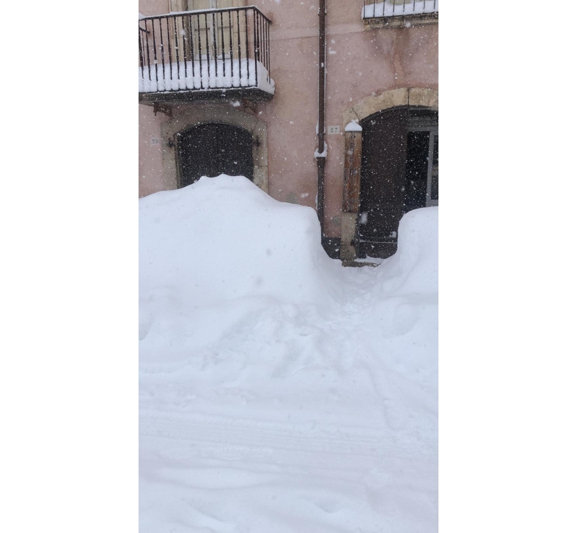 Un metro di neve, a Pescocostanzo resiste l’Alimentari Mannella