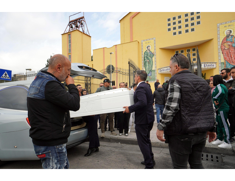 Una bara bianca e corone di fiori per l’addio a Fabio vittima innocente