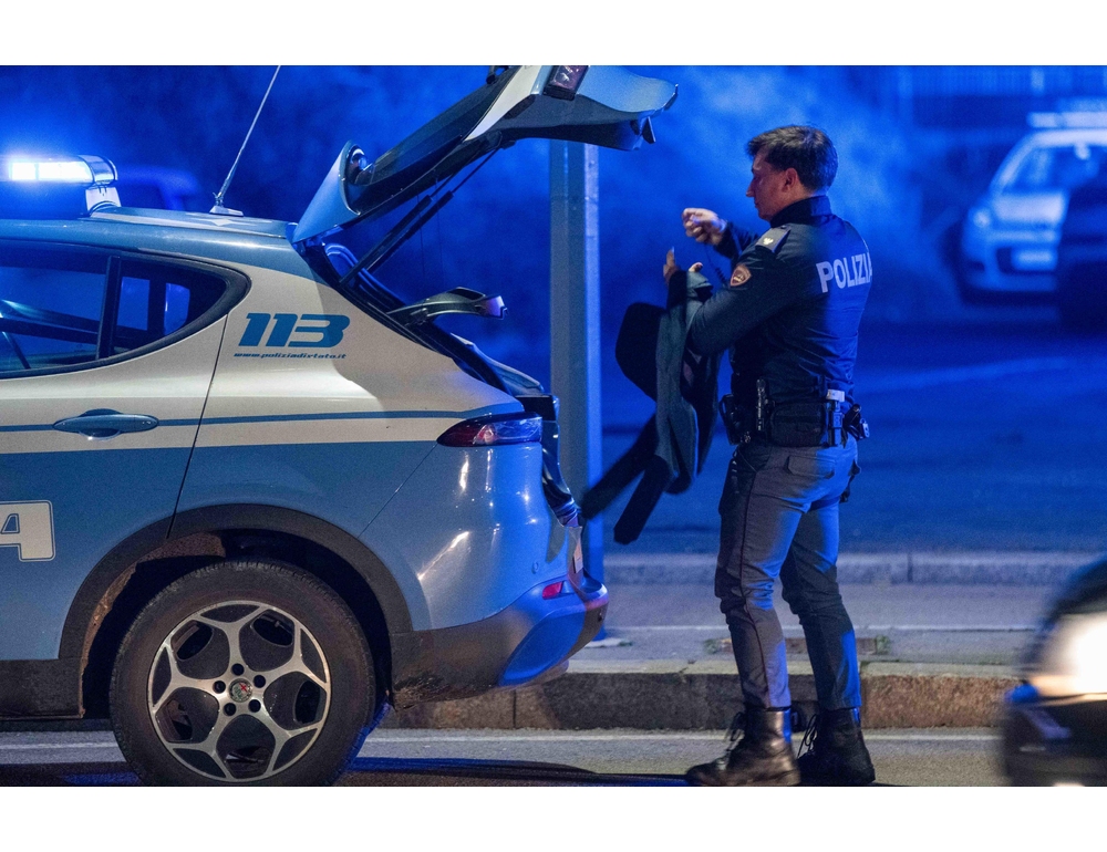 Uomo accoltellato nella notte a Milano, è grave