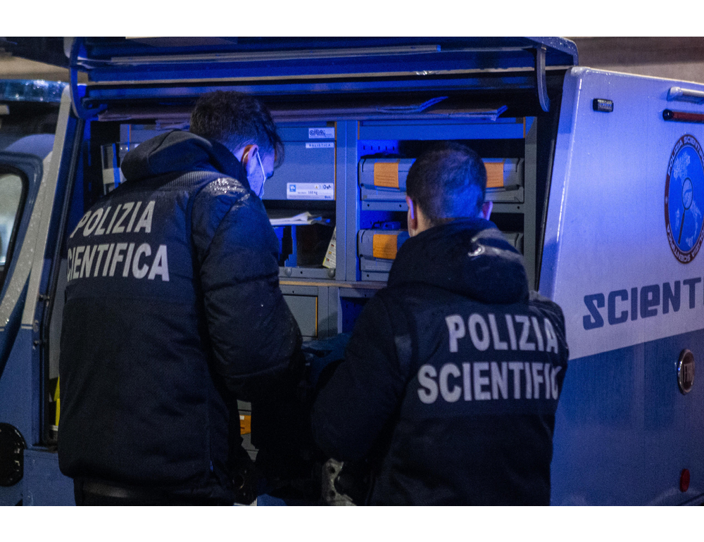 Uomo morto in strada per ferite da accoltellamento a Padova