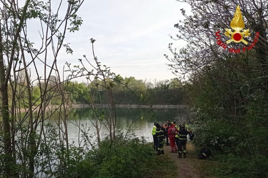 Sommozzatori al lavoro per escludere la presenza di altre persone