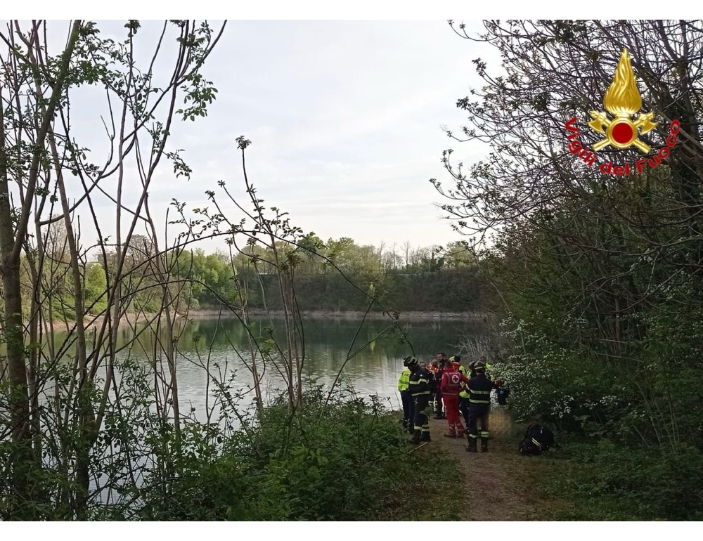 Uomo trovato morto in un’ auto finita in un laghetto