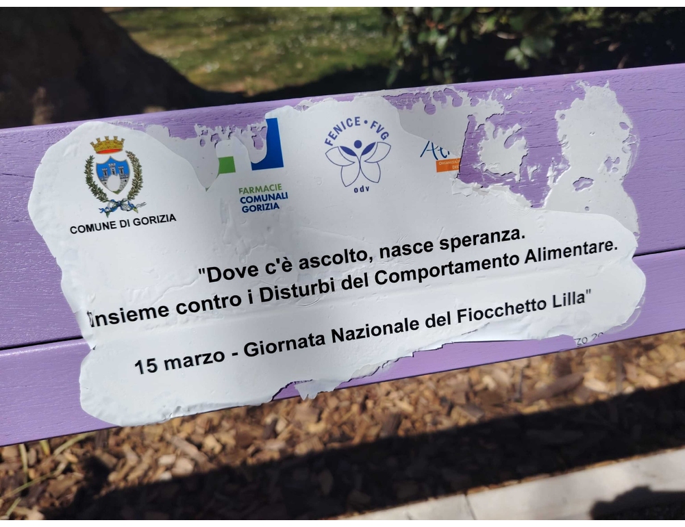 Vandalizzata a Gorizia la panchina Lilla contro i disturbi alimentari