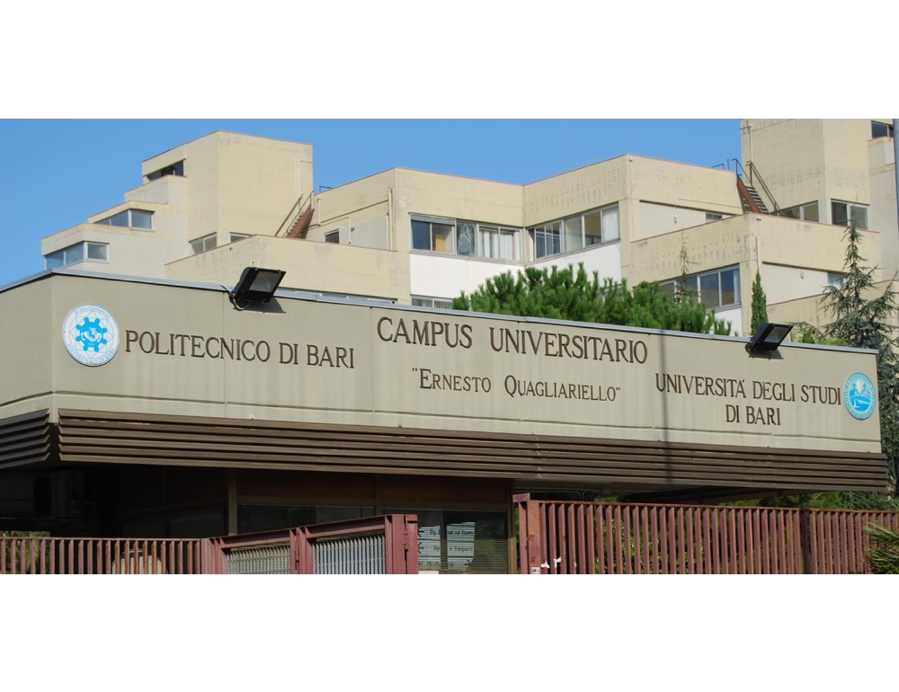 Vento fa volare pannelli in campus universitario Bari, evacuati edifici