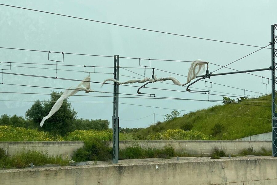 Tecnici Ferrotramviaria al lavoro per ripristinare collegamento