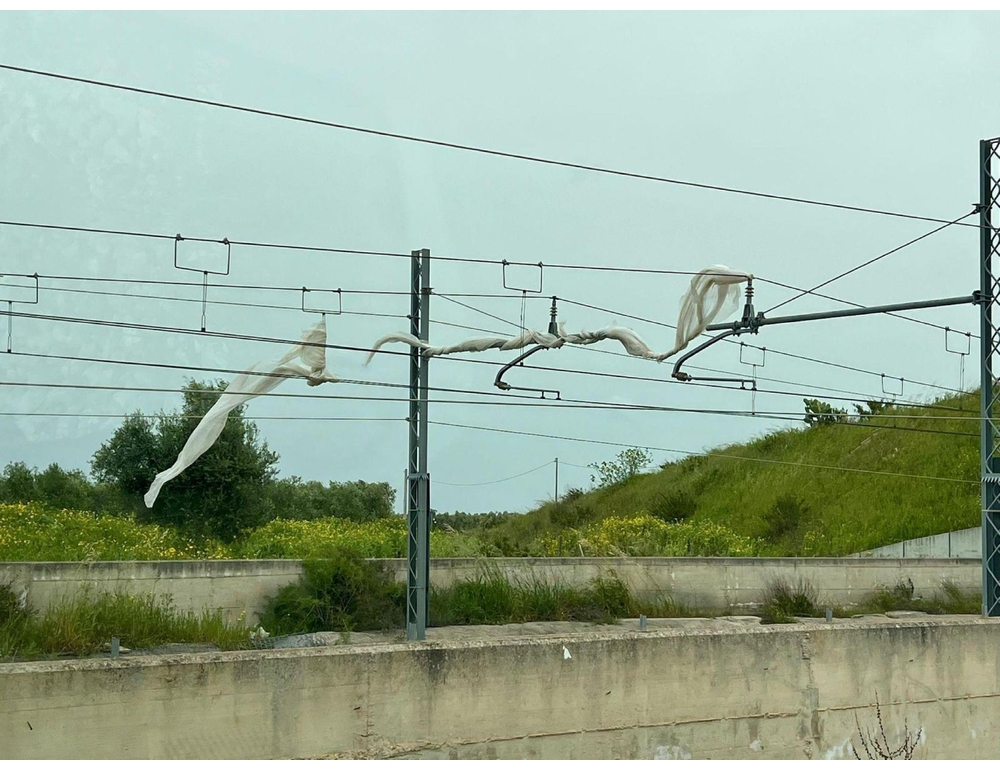 Vento incastra teli su linea elettrica, sospesi treni Bari centrale-aeroporto